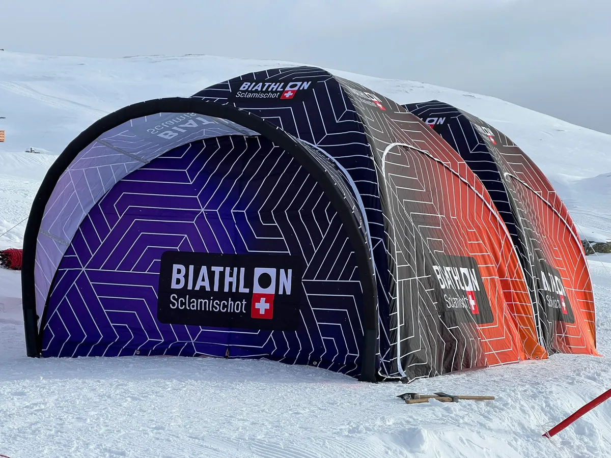 Drei bedruckte aufblasbare Dome-Eventzelte bei einer Wintersportveranstaltung