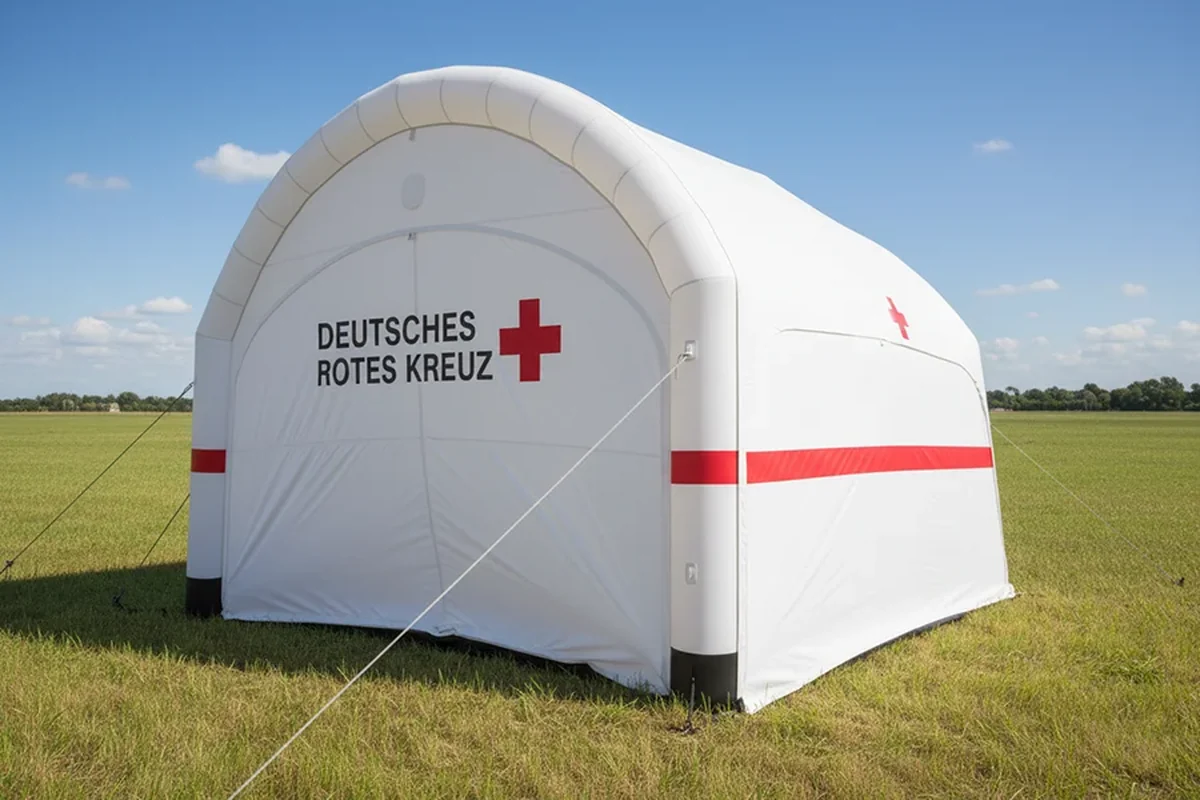 Rettungsdienst arbeitet in einem aufblasbaren Sanitätszelt