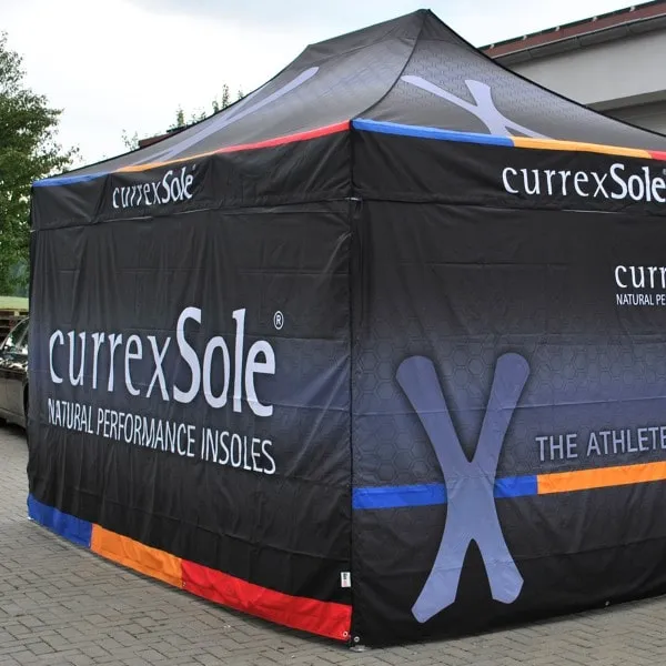 Schwarzes bedrucktes Faltzelt mit geschlossenen Seitenwänden für einen Outdoor-Event