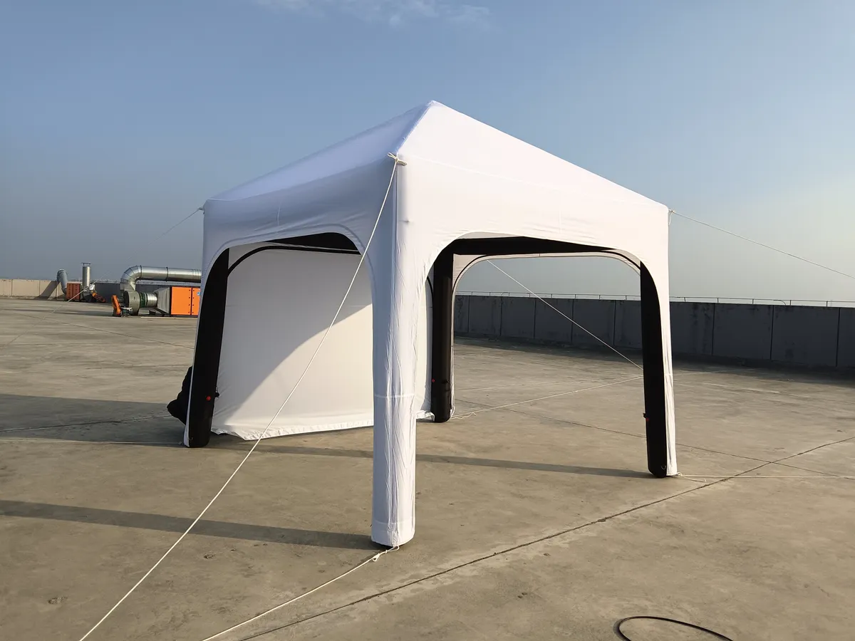 Weißer aufblasbarer Pavillon 3 × 3 m auf einem Veranstaltungsplatz