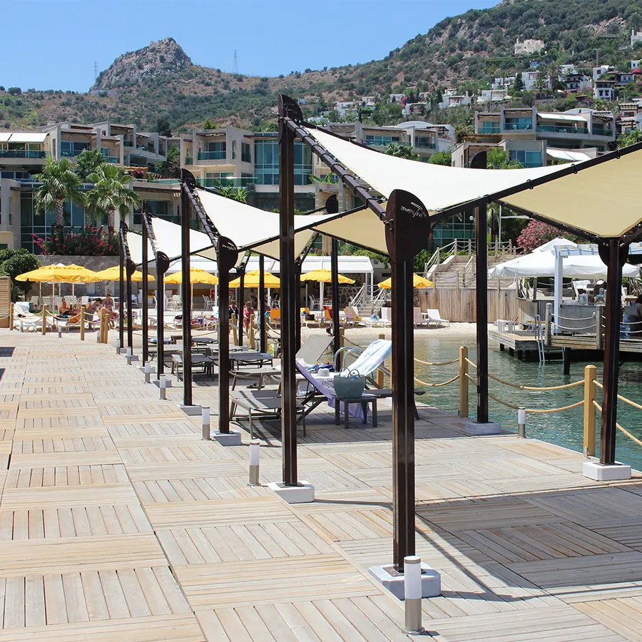 Butterfly-Pavillons in Reihe an einer Strandpromenade
