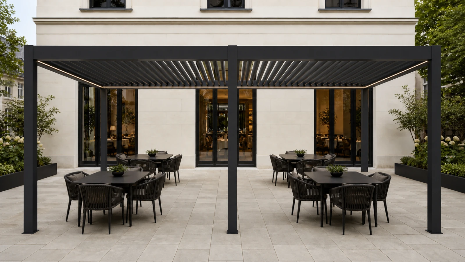 Lamellendach 4 × 8 m über der Außengastronomie eines Restaurants