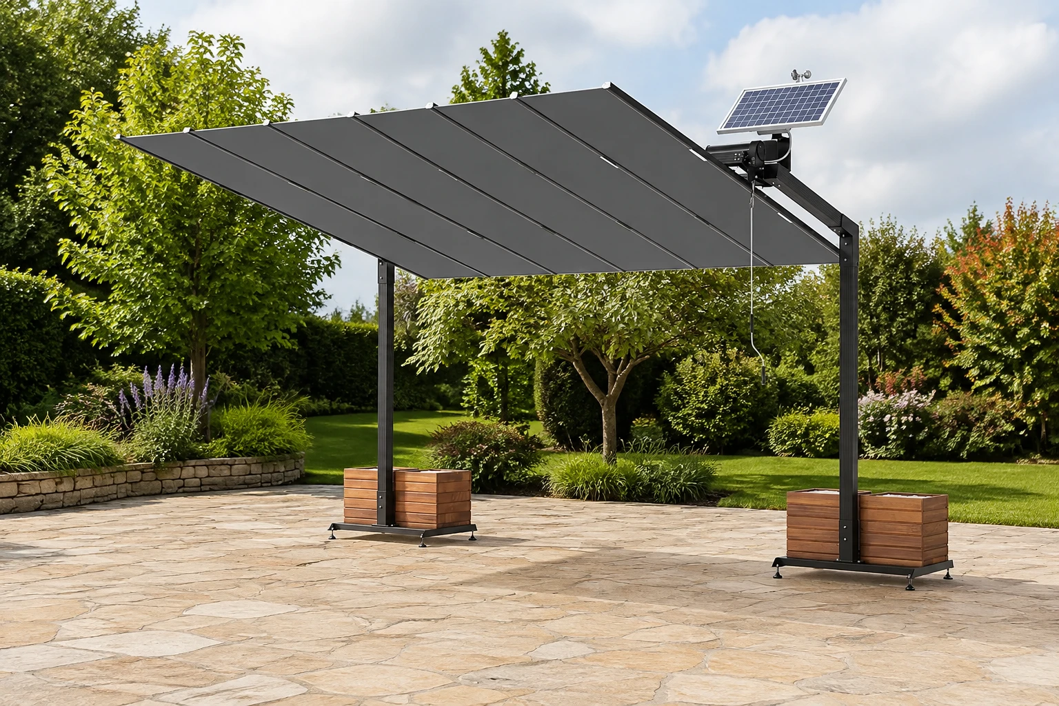 Freistehende Design-Markise Easyflex mit Solarmodul über einer Gartenterrasse